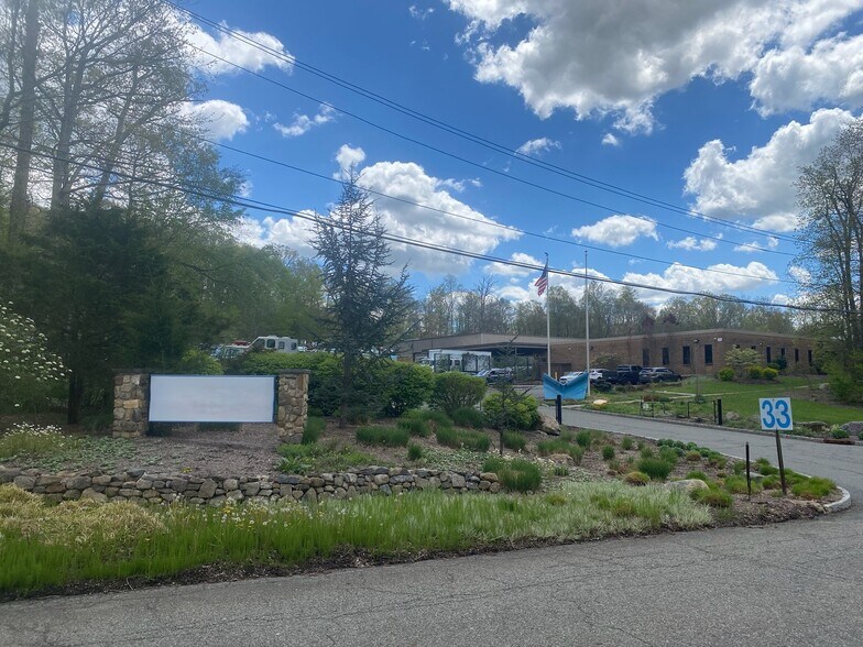 33 Daret Dr, Ringwood, NJ à louer - Photo du bâtiment - Image 2 de 5