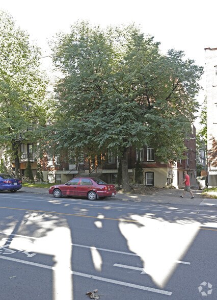 3202 Boul Édouard-Montpetit, Montréal, QC à vendre - Photo du bâtiment - Image 2 de 2