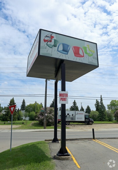 11230 119th St NW, Edmonton, AB for lease - Building Photo - Image 3 of 18