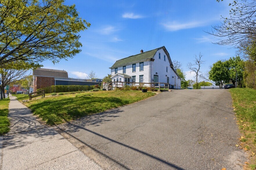 1612 Main Rd, Riverhead, NY à vendre - Photo du bâtiment - Image 3 de 30