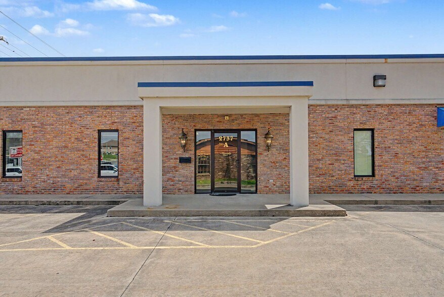 2737 E Jackson Blvd, Jackson, MO à louer - Photo du bâtiment - Image 3 de 13