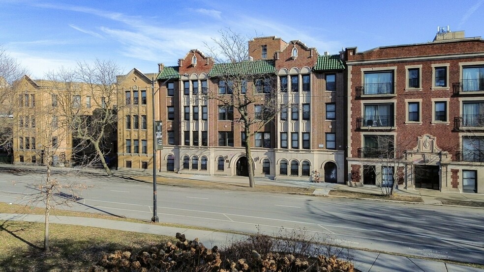 97-Unit Kenwood Portfolio portefeuille de 2 propriétés à vendre sur LoopNet.ca - Photo du bâtiment - Image 2 de 7