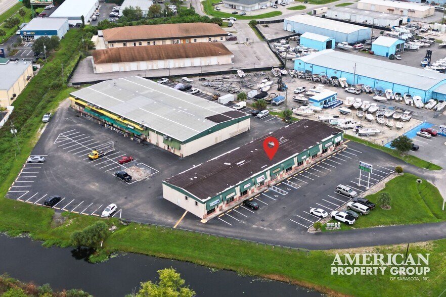 1225 Tamiami Trl, Port Charlotte, FL à louer - Photo du bâtiment - Image 3 de 7