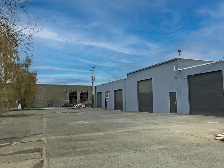 9952-9953 SE Pine St, Portland, OR for lease - Building Photo - Image 2 of 13