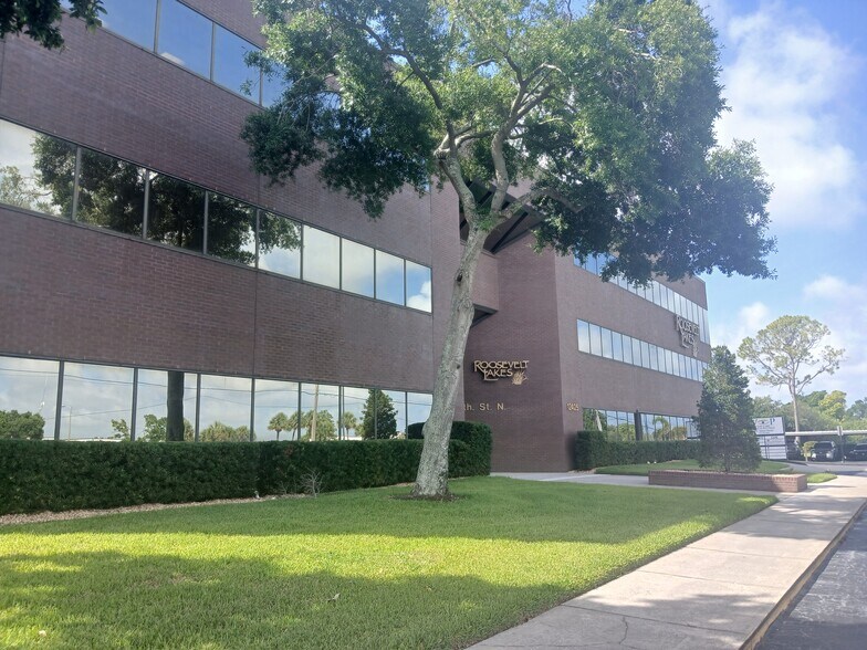 12425 28th St N, Saint Petersburg, FL à louer - Photo du bâtiment - Image 3 de 10