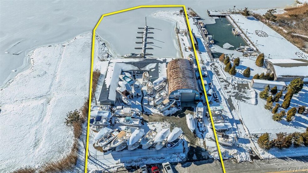 200 Atlantic Ave, East Moriches, NY à vendre - Photo du bâtiment - Image 2 de 20