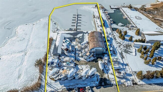 Plus de détails pour 200 Atlantic Ave, East Moriches, NY - Spécialité à vendre