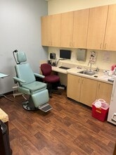 10202 E Burnside St, Portland, OR for lease Building Photo- Image 2 of 4