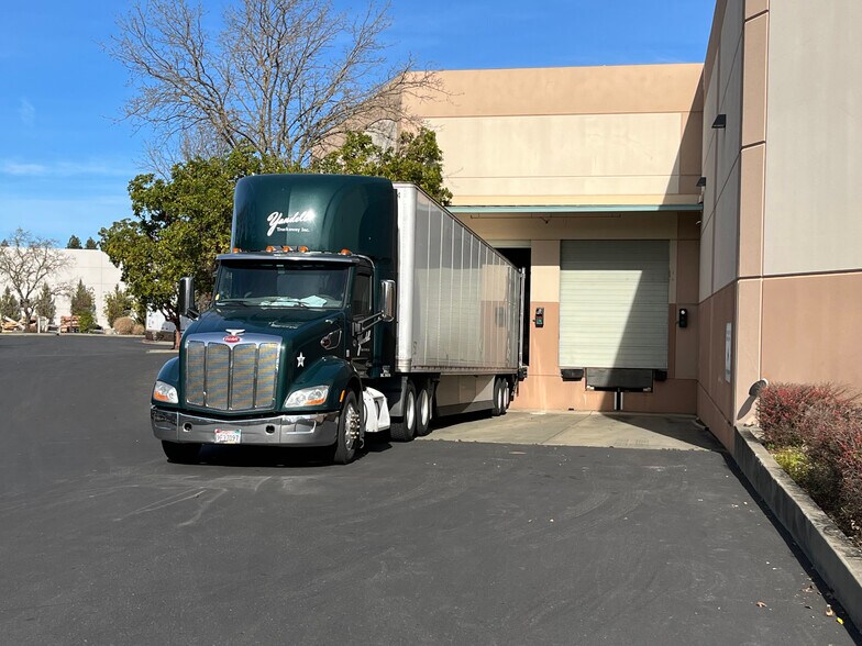 830 Denbeste Ct, Windsor, CA à louer - Photo du bâtiment - Image 3 de 5