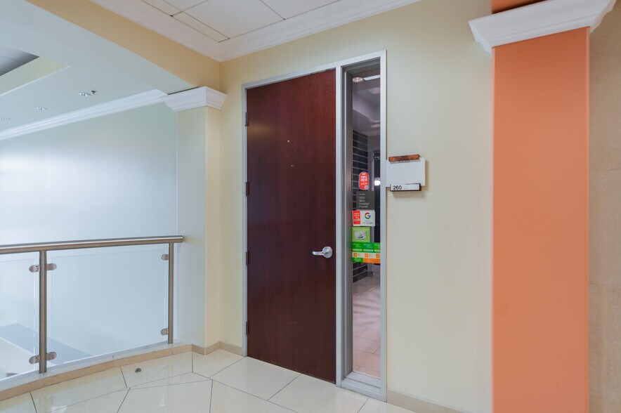 113 Waterworks Way, Irvine, CA à vendre - Photo du bâtiment - Image 3 de 37