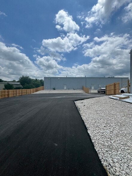 105 N Chestnut St, Belton, MO for lease - Building Photo - Image 2 of 11