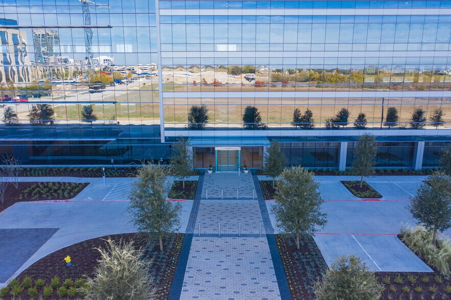 6303 Cowboys Way, Frisco, TX à louer - Photo du bâtiment - Image 2 de 19