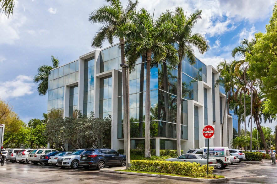 16853-16855 NE 2nd Ave, North Miami Beach, FL à louer - Photo du bâtiment - Image 1 de 7