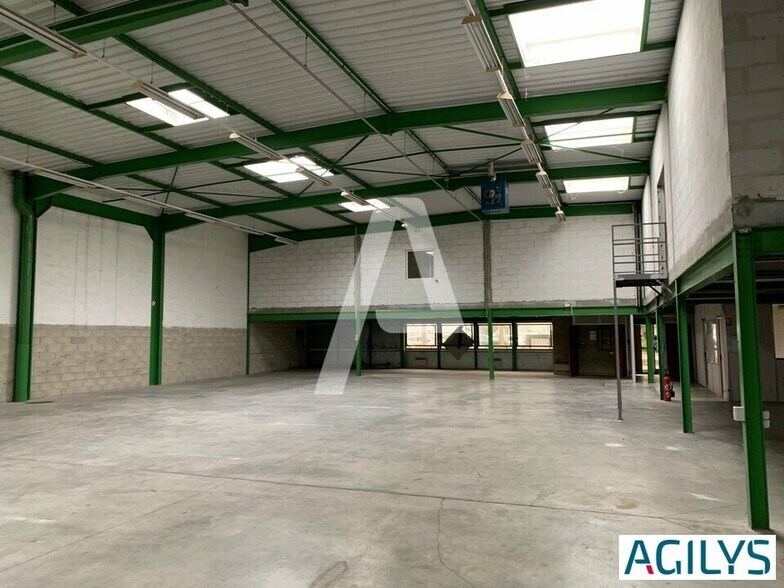 Industrial in Saint-Thibault-des-Vignes for lease - Building Photo - Image 3 of 4