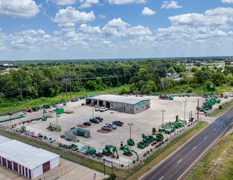 1740 N Earl Rudder Fwy, Bryan, TX for sale - Building Photo - Image 2 of 6