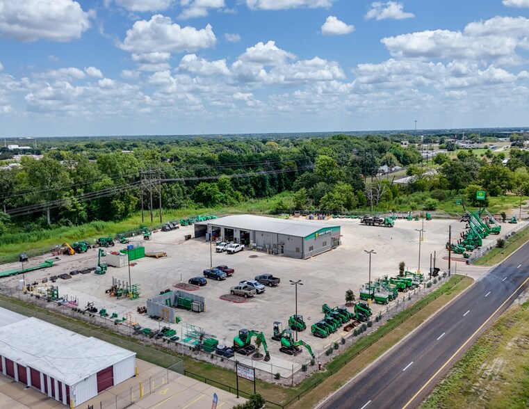1740 N Earl Rudder Fwy, Bryan, TX à vendre - Photo du bâtiment - Image 2 de 6