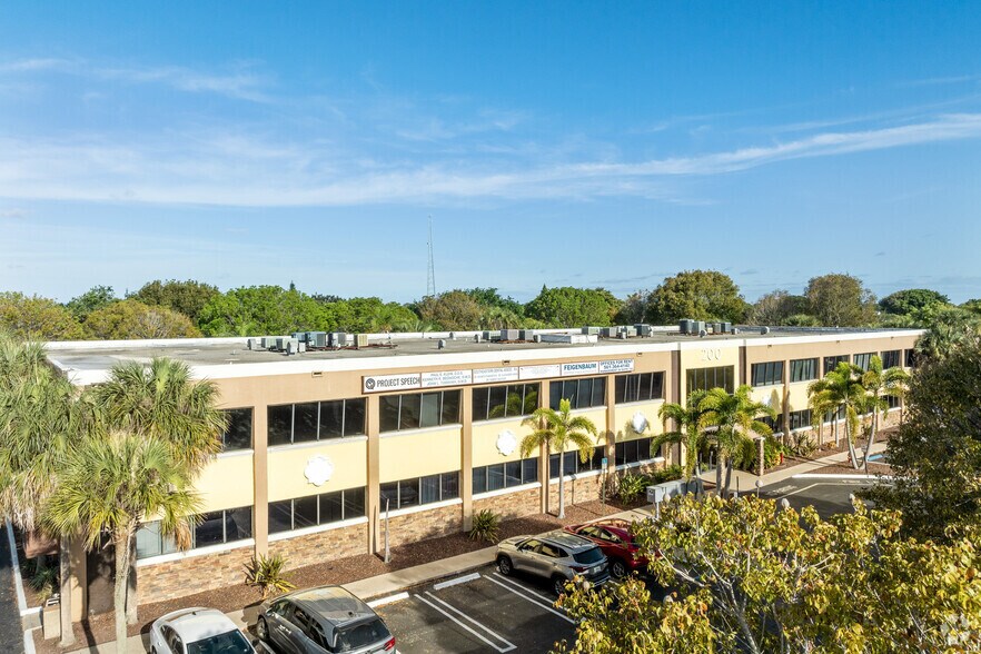 200 Knuth Rd, Boynton Beach, FL à louer - Photo du bâtiment - Image 3 de 7