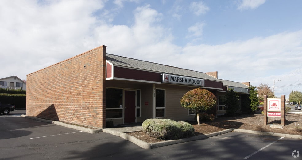 6706 24th St W & 6711 Regents Blvd portfolio of 2 properties for sale on LoopNet.ca - Primary Photo - Image 1 of 2