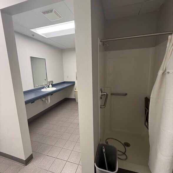 800 Kuehn Ct, Neenah, WI à louer - Photo du bâtiment - Image 2 de 25