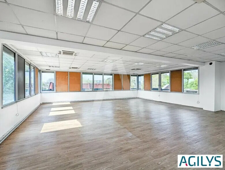 Office in Massy for lease - Interior Photo - Image 3 of 5