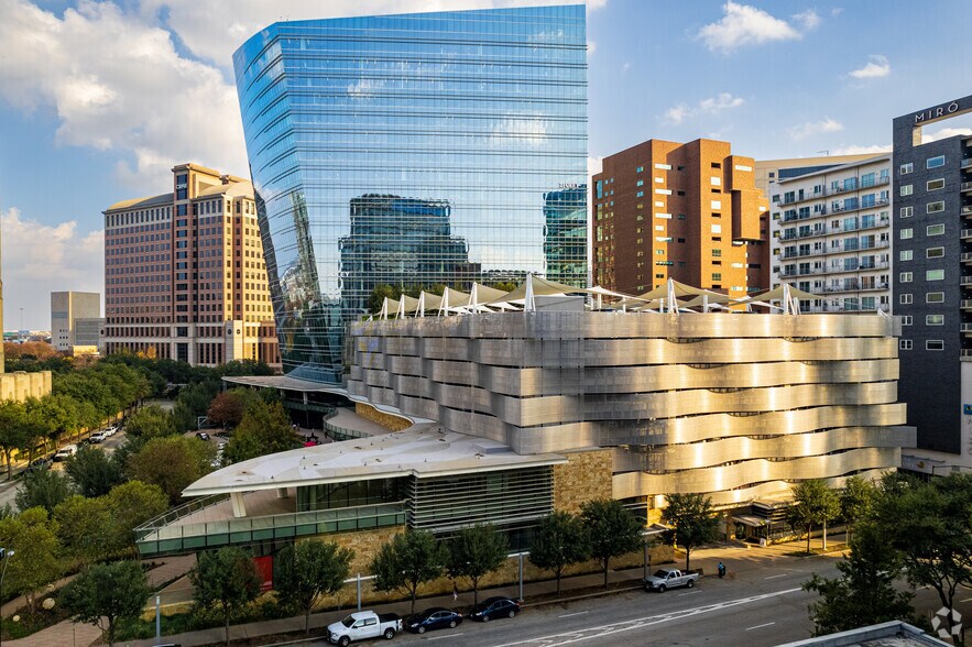 2021 McKinney Ave, Dallas, TX à louer - Photo du bâtiment - Image 3 de 7