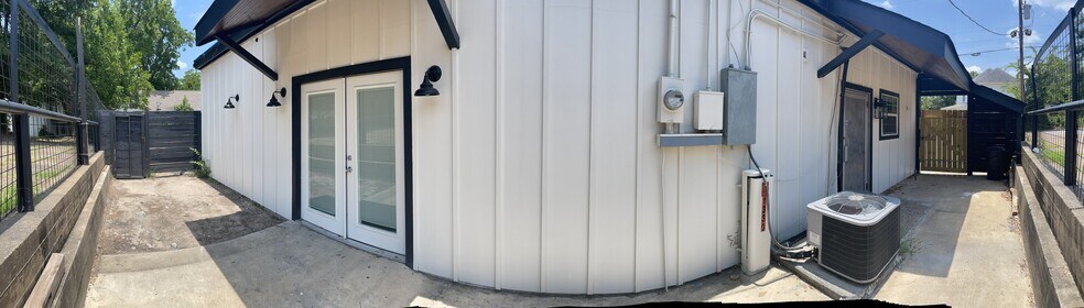 1330 Avenue N, Huntsville, TX à louer - Photo du bâtiment - Image 2 de 7