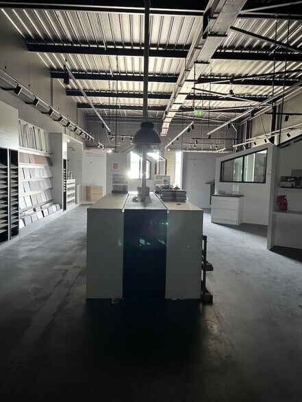 Flex in Biganos for lease - Building Photo - Image 1 of 8
