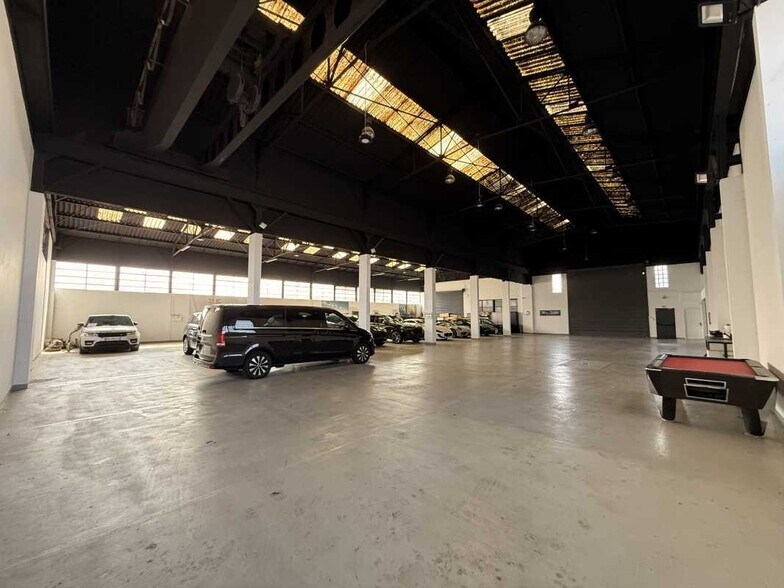 Flex in Decines Charpieu for lease - Interior Photo - Image 3 of 9
