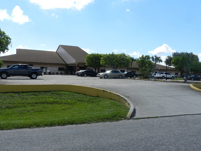 2328 Hancock Bridge Pky W, Cape Coral, FL for lease - Building Photo - Image 2 of 2