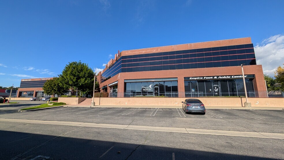 299 W Foothill Blvd, Upland, CA à louer - Photo du bâtiment - Image 3 de 13