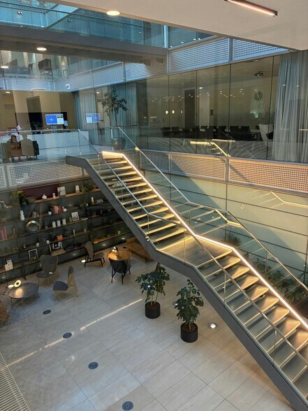 566 Chiswick High Rd, Londres à louer - Photo du bâtiment - Image 3 de 7