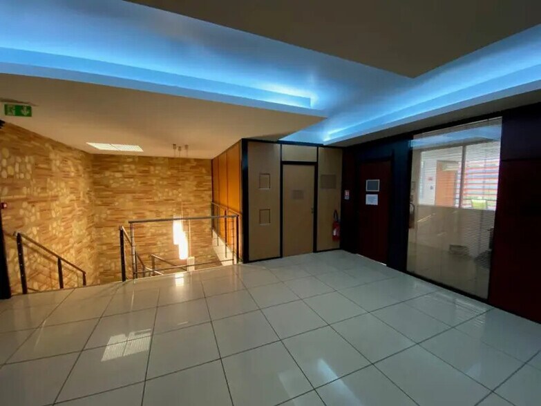 1 Rond-Point De Flotis, Saint-Jean à louer - Hall d’entrée - Image 3 de 35