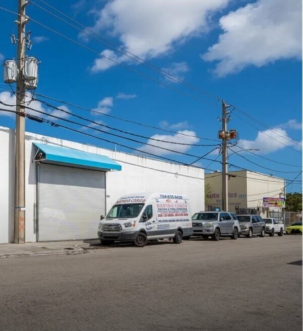 2585 NW 25th Ave, Miami, FL à louer Photo du bâtiment- Image 1 de 2