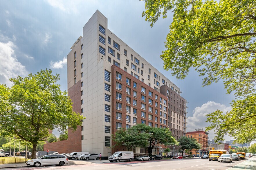 411 E 120th St, New York, NY for lease - Building Photo - Image 2 of 5