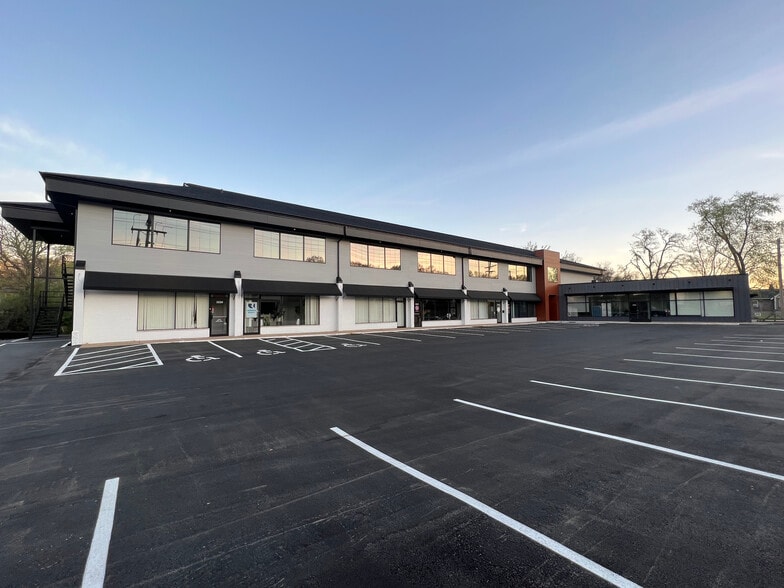 3205 S Brentwood Blvd, Webster Groves, MO à louer - Photo du bâtiment - Image 2 de 2