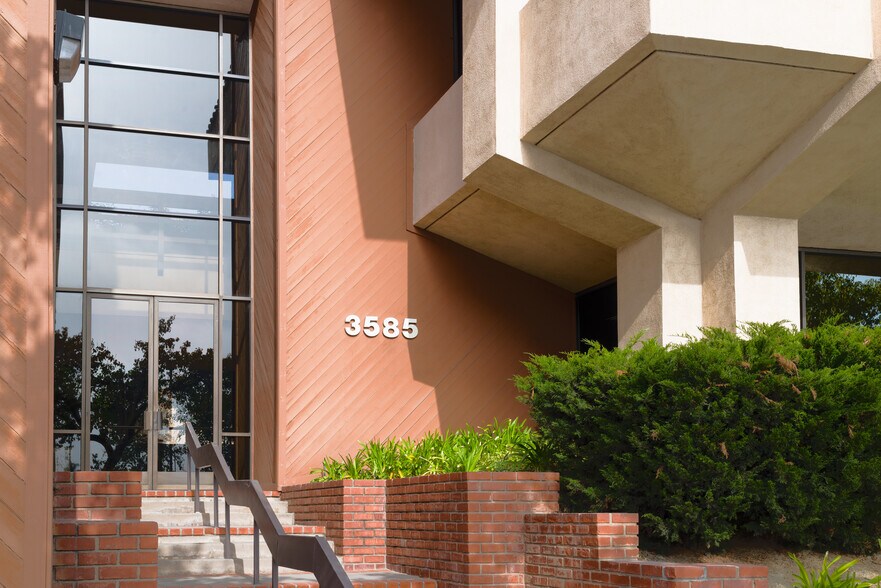 255 Maple Ct, Ventura, CA à vendre - Photo du bâtiment - Image 2 de 6
