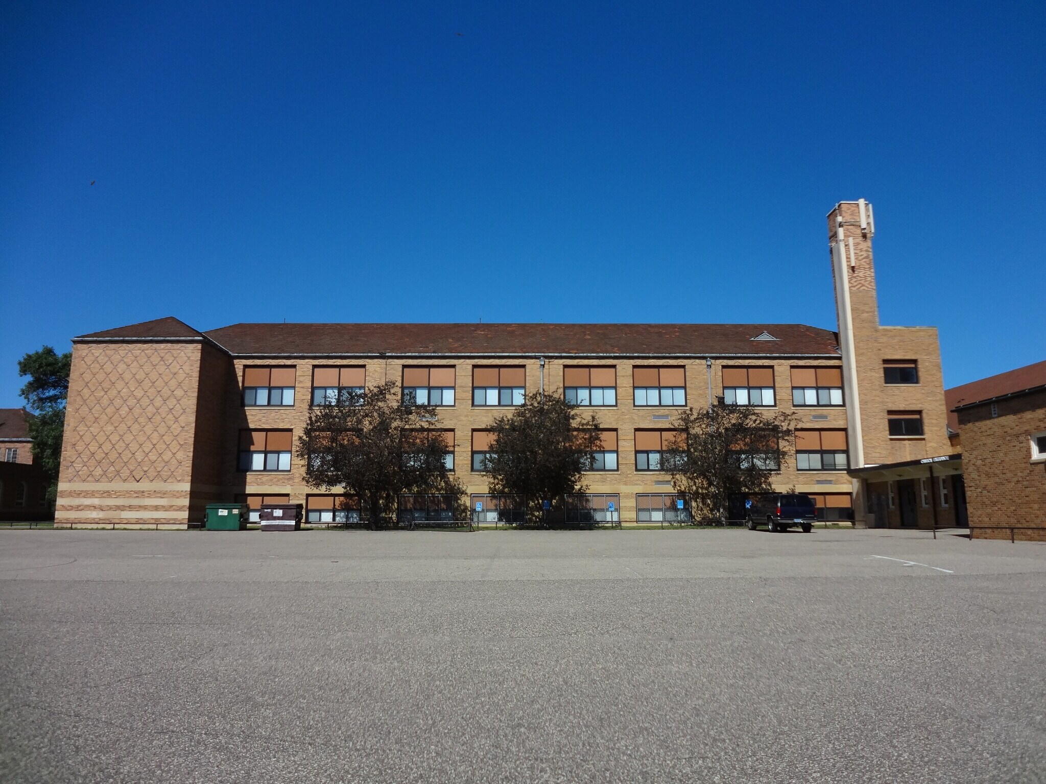 5140 Fremont Ave N, Brooklyn Center, MN à vendre Photo du bâtiment- Image 1 de 1