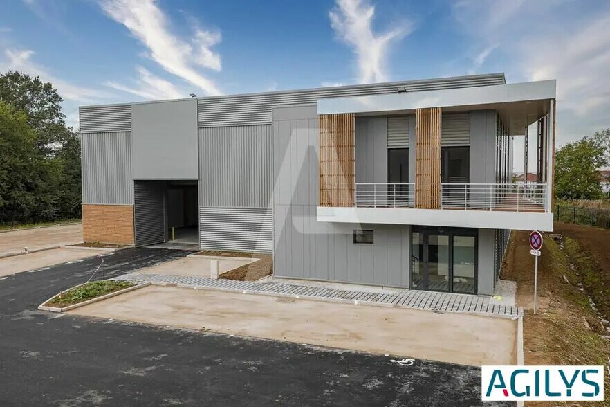 Flex in Chanteloup-en-Brie for lease - Building Photo - Image 3 of 5