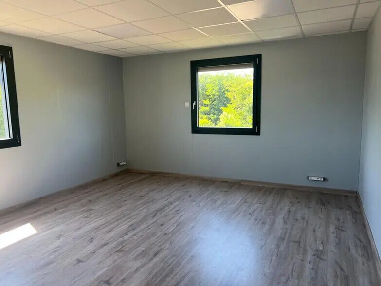 Office in Pont-Évêque for lease - Interior Photo - Image 2 of 6