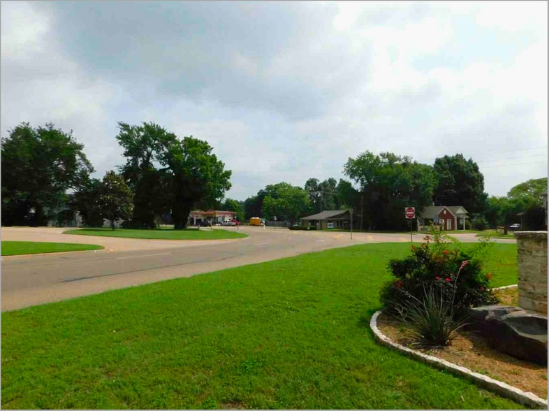 711 N Jefferson Ave, Mount Pleasant, TX for lease - Building Photo - Image 2 of 16