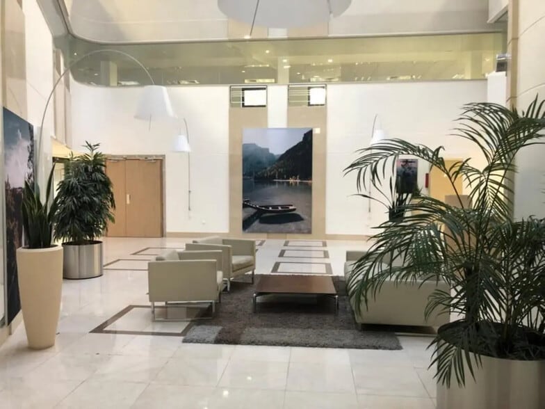 4 Rue Joseph Monier, Rueil-Malmaison for lease - Building Photo - Image 2 of 11