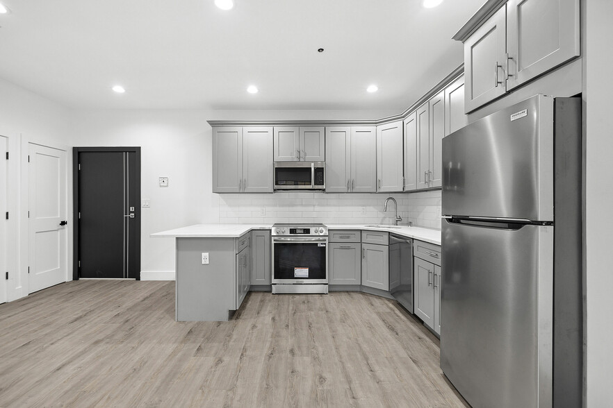 533 Greenwich St, Hempstead, NY for sale - Building Photo - Image 3 of 46