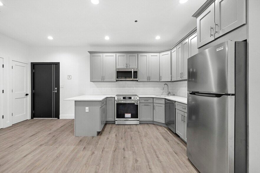 533 Greenwich St, Hempstead, NY à vendre - Photo du bâtiment - Image 3 de 46