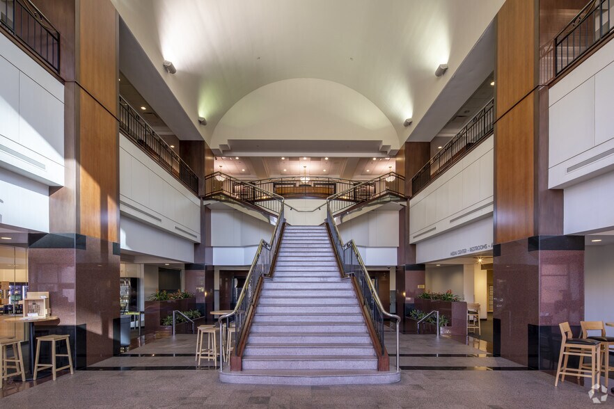 100 E Rivercenter Blvd, Covington, KY à louer - Hall d’entrée - Image 2 de 5