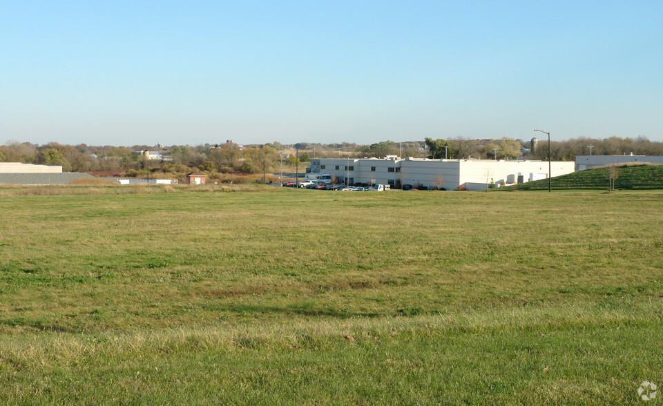 Corporate Cir, East Troy, WI à vendre - Photo du bâtiment - Image 2 de 3