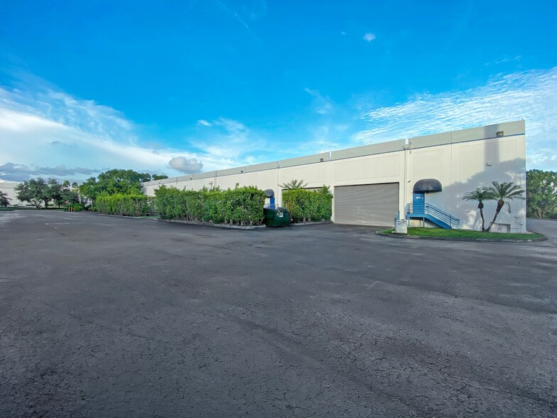 8810-8840 NW 18th Ter, Miami, FL à louer - Photo du bâtiment - Image 3 de 3