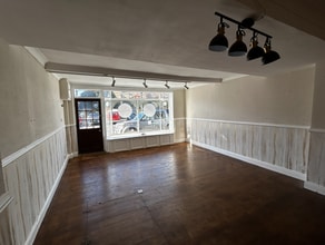 151-152C High St, Royal Wootton Bassett à louer Photo intérieure- Image 1 de 4