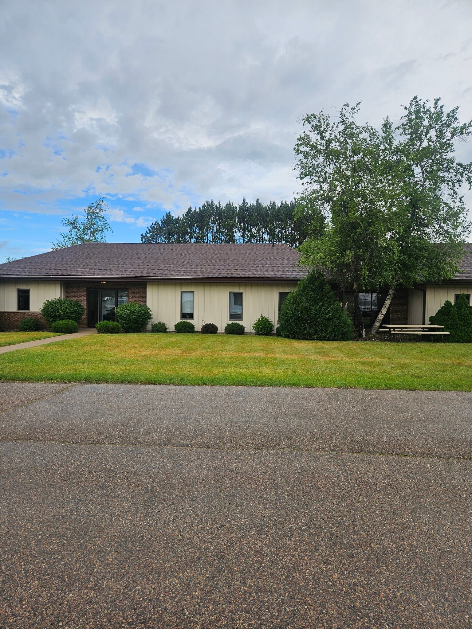 550 N Burr Oak Ave, Oregon, WI à louer Photo du bâtiment- Image 1 de 10