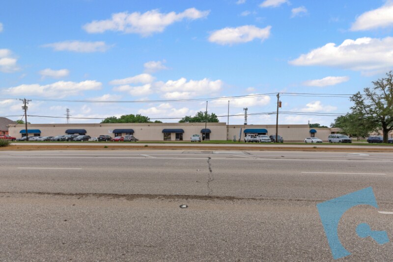 732-750 W Hurst Blvd, Hurst, TX à vendre - Photo du bâtiment - Image 2 de 13