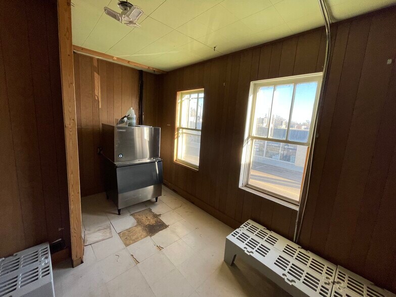 131 2 St W, Brooks, AB à vendre - Photo intérieure - Image 3 de 15